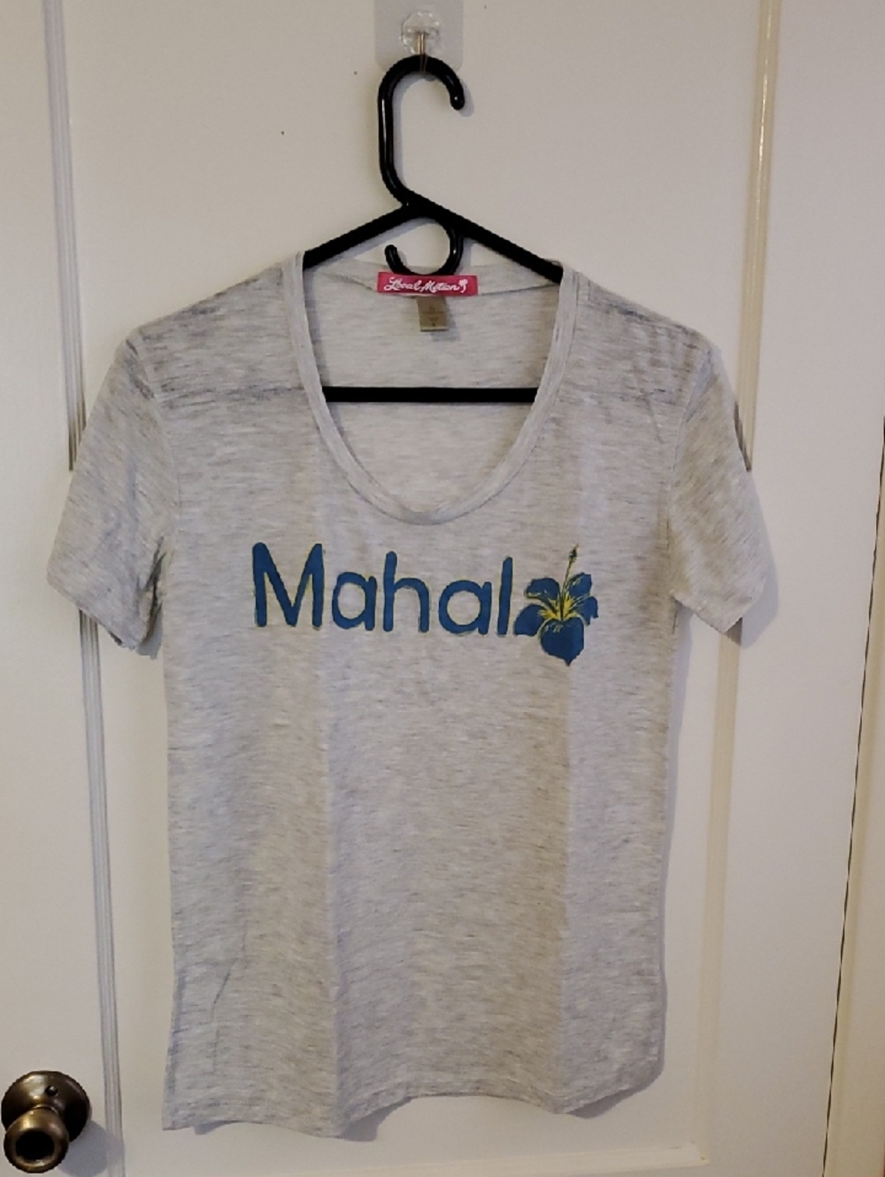 Alternative Women's Heather Gray 'Mahalo' Tee with Blue Graphic